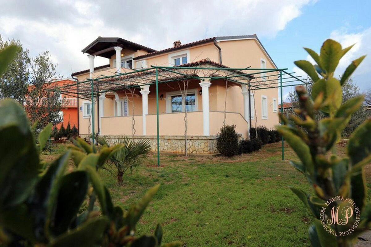 Spacious Apartment With Parking&Garden Marčana 外观 照片