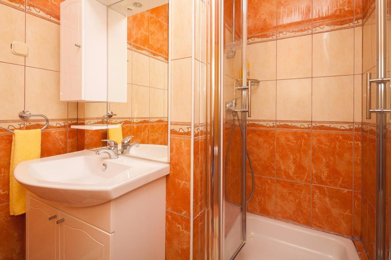 Spacious Apartment With Parking&Garden Marčana 外观 照片