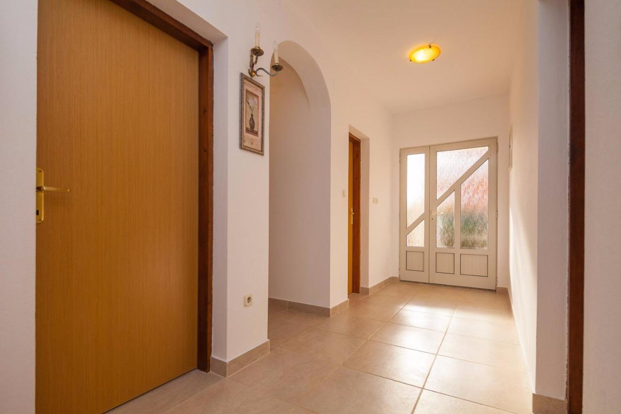 Spacious Apartment With Parking&Garden Marčana 外观 照片
