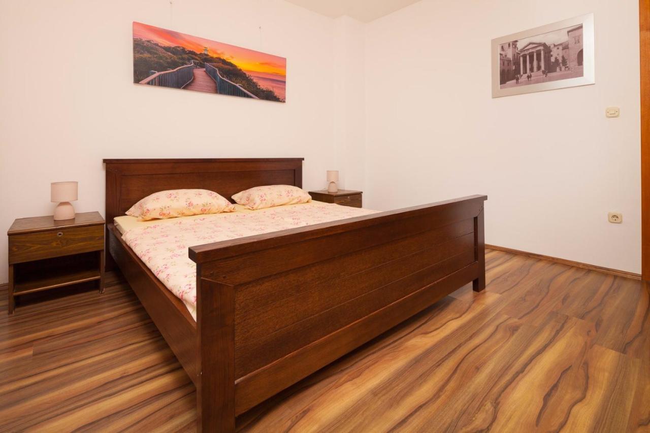 Spacious Apartment With Parking&Garden Marčana 外观 照片